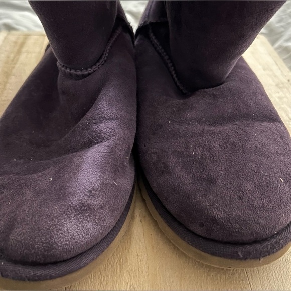 Ugg Bailey Button Leather Sheepskin Lined Purple Pull on Boots (5991Y) Size 6 - Picture 2 of 9